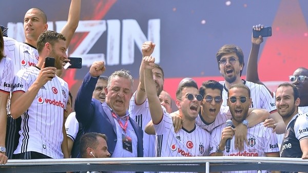 Beşiktaşlı futbolcular taraftarı coşturdu