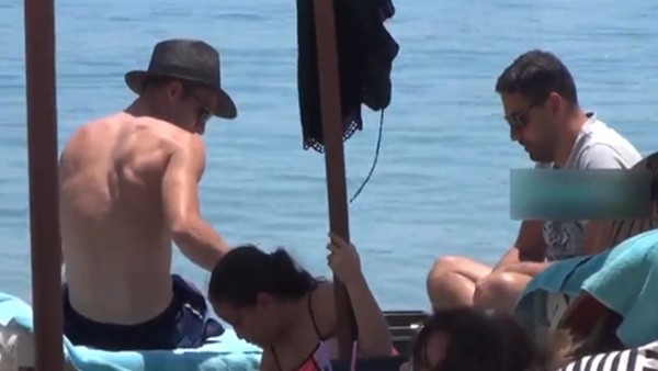 Van Persie, Mykonos'ta tavla oynarken görüntülendi