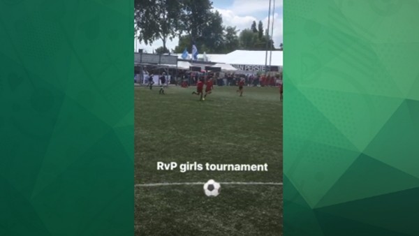 Minik kızın golü Robin van Persie'yi mest etti!