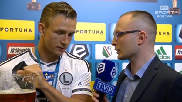 Futbolcudan muhabire sürpriz