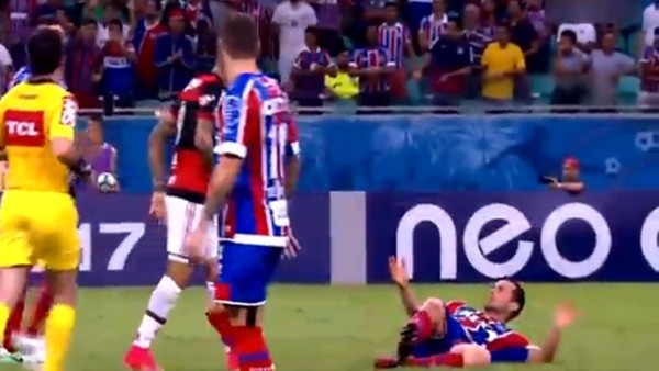 Rakibine tekme attı, kendini yere bıraktı!