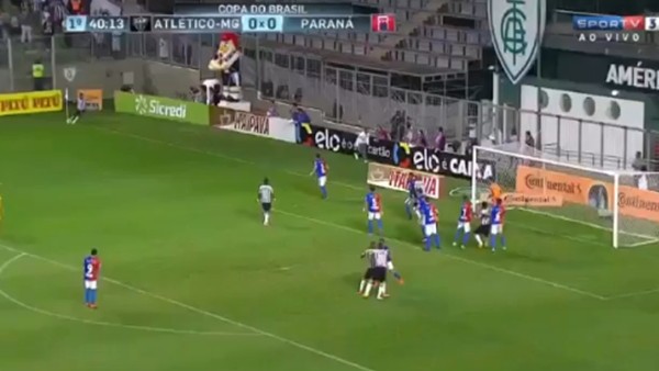 Kornerden muhteşem bir gole imza attı!