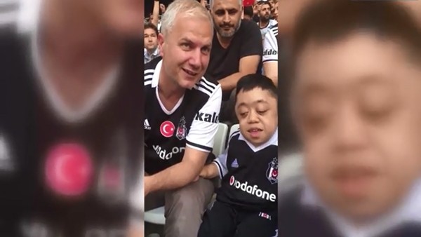 Görme engelli arkadaşına maç anlatan Beşiktaş taraftarı!