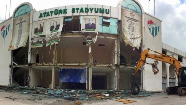 Bursa Atatürk Stadyumu'nda kapalı tribün yıkılıyor