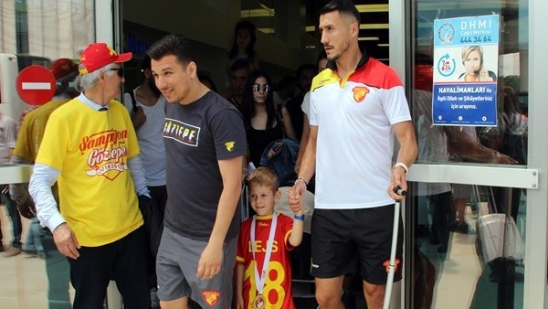 Şampiyon Göztepe, İzmir'de