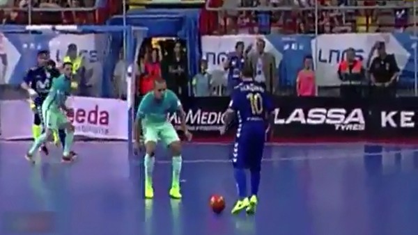 Futsal kralı Ricardinho'dan muhteşem gol