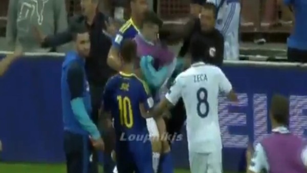 Yunanistan - Bosna maçında ortalık karıştı!