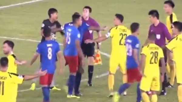 Mohd Farizal Marlias hakeme saldırdı, 1 yıl men edildi