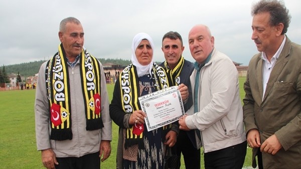 70 yaşında fanatik Beşiktaşlı teyzeye teşekkür belgesi ve madalya verildi