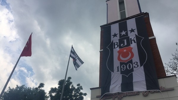Beşiktaş'ın bayrağı Büyükçekmece'deki Şampiyonlar Anıtı'na asıldı