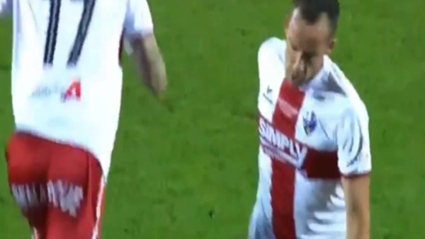 Oyundan çıkardığı futbolcu tepki gösterince kafa attı!