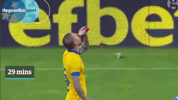 Sahaya atılan birayı içti, beraberlik golünü attı!