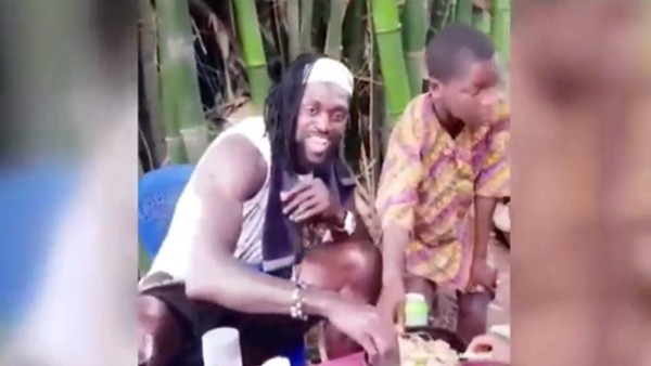 Adebayor'dan Togolu çocuklara ziyafet