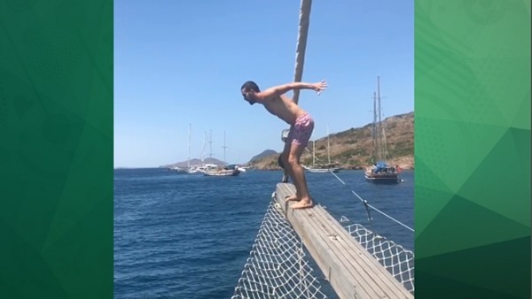 Harun Tekin denize uçarak atladı