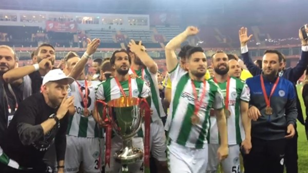 Konyasporlu futbolcuların kupa sevinci