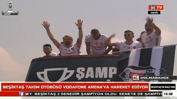 Caner Erkin taraftarlara üçlü çektirdi