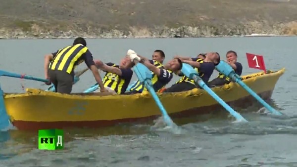 Balina avlayan Chukchi'ler Fenerbahçe forması giydi