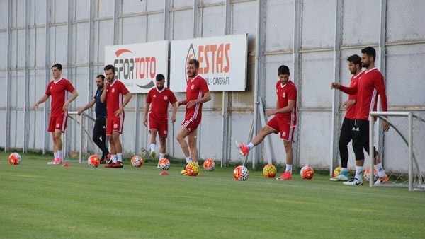 Sivasspor yeni sezona çift antrenmanla hazırlanıyor