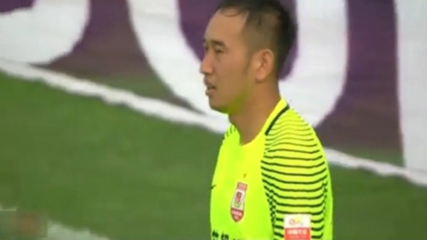 Kaleci saç baş yoldurdu!