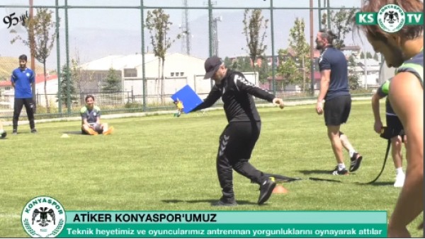 Mustafa Reşit Akçay'dan kolbastı şov
