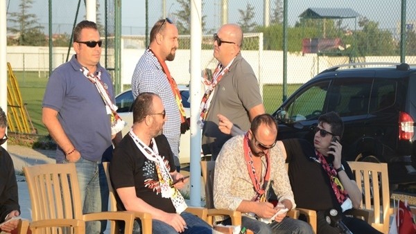Eskişehirspor taraftarı, tesislerde nöbet tutuyor