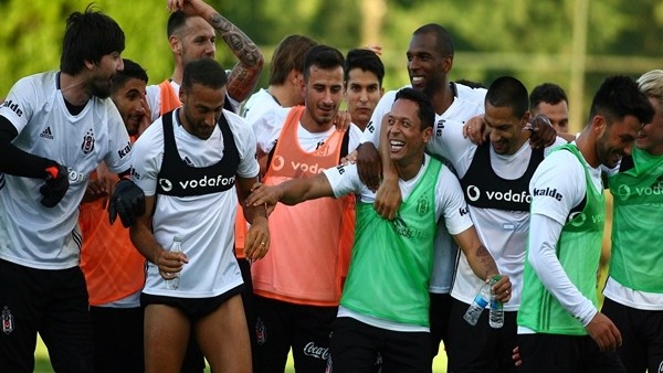 Beşiktaş yeni sezon hazırlıklarını akşam antrenmanıyla sürdürdü