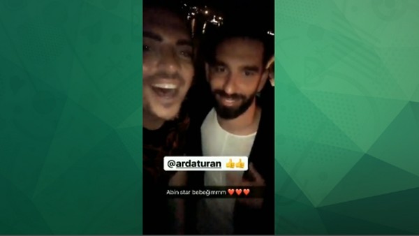 Arda Turan, sosyal medya fenomeni Caner Çalışır ile bir arada