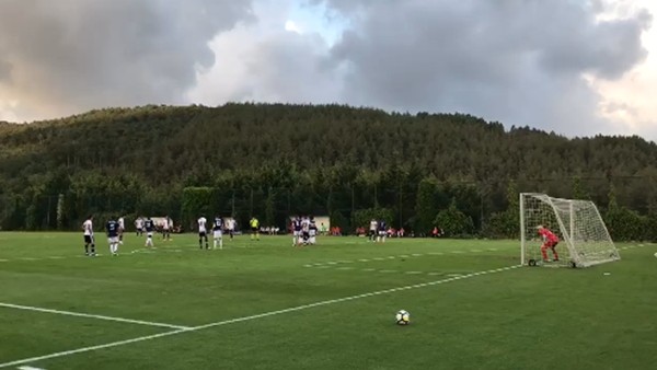 Caner Erkin frikikten attı