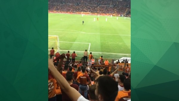 Galatasaraylı taraftarlar Dursun Özbek'i istifaya davet etti