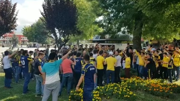 Fenerbahçeli taraftarlar Topuk Yaylası'nda takıma destek verdi