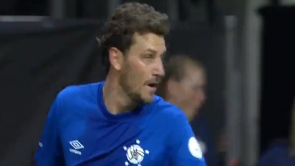 Elano, dostluk maçında tavana astı