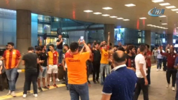 Galatasaraylı ve Beşiktaşlı taraftarlar karşı karşıya geldi