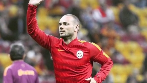 Wesley Sneijder, Galatasaray'da kaldı!