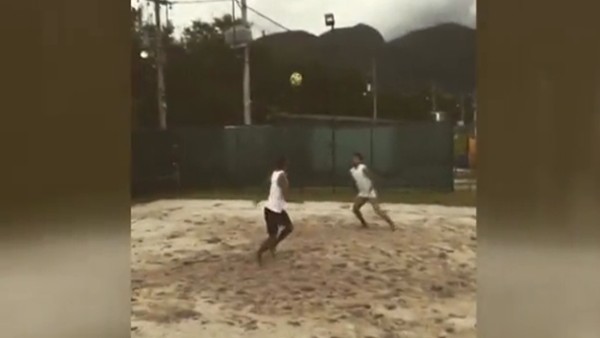 Dani Alves ile Neymar'ın plaj futbolu keyfi!