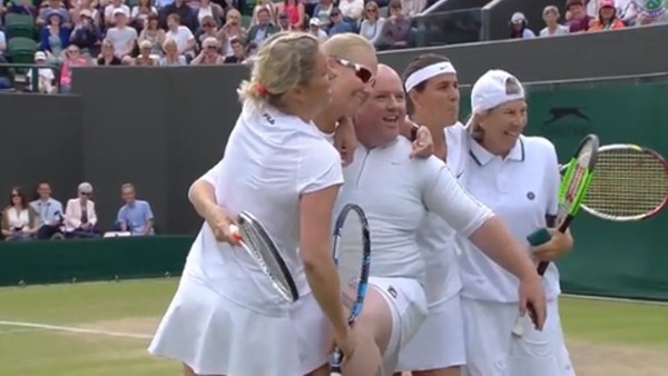 Clijsters, kendisini eleştiren seyirciyi etek giydirip korta çıkardı