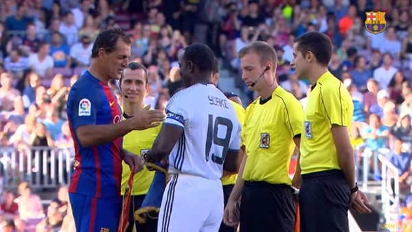 Barcelona ve Manchester efsaneleri sahaya geri döndüler!