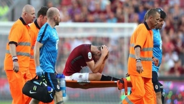 Semih Kaya'nın ayağı kırıldı