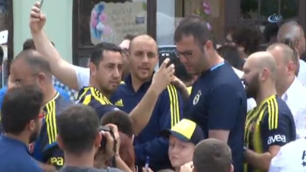 Fenerbahçeli futbolculara Cuma Namazı'nda yoğun ilgi
