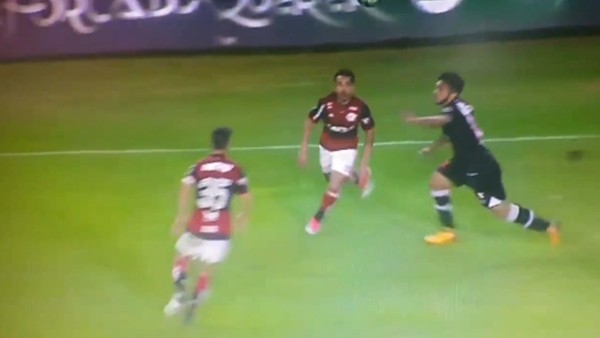 Everton Ribeiro, rakibinin aklını aldı