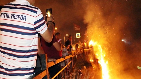 Antalyaspor kutlamalarında korkutan yangın