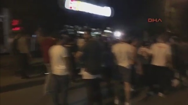 Galatasaray taraftarları Sneijder için Florya'yı bastı, girişe forma atı