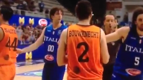 Rakibine yumduk attı, elini kırdı!