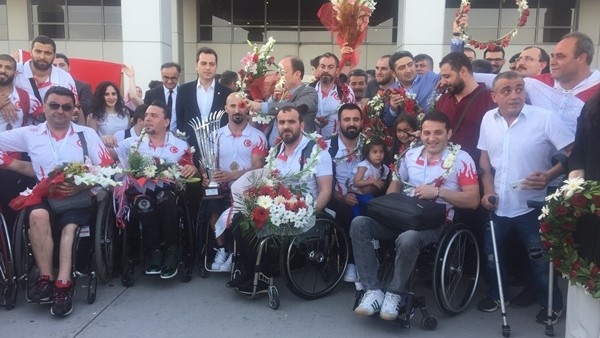 Avrupa şampiyonu Engelsiz Aslanlar yurda döndü