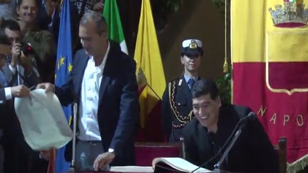 Maradona'ya Napoli'den "Fahri vatandaşlık"