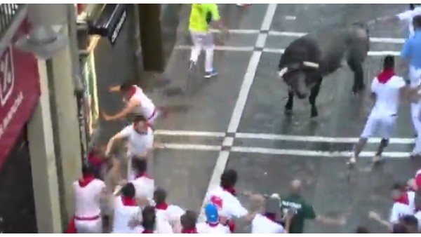 İspanya boğa festivalinde enteresan görüntüler!