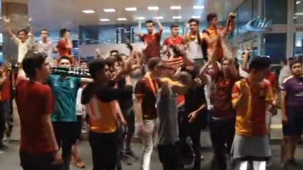 Atatürk Havaalanı'nda Galatasaray yönetimine protesto
