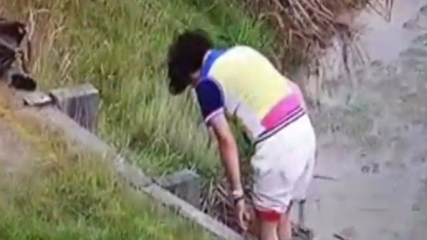 Oğlunun sopasını kurtarmak için çamurlu suya girdi