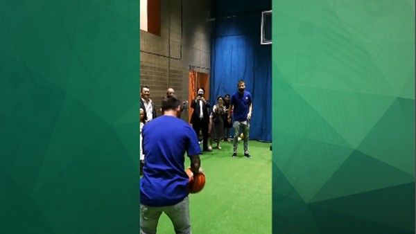 Arda Turan, Messi'nin konsantresini bozmaya çalıştı...