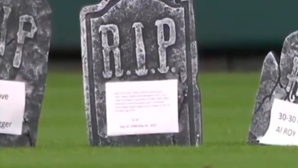 Beltran'ın eldiveni toprağa verildi