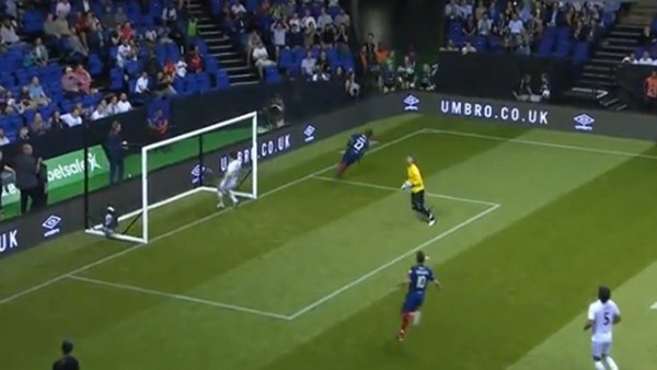 Eric Abidal kaleciyi rezil etti!